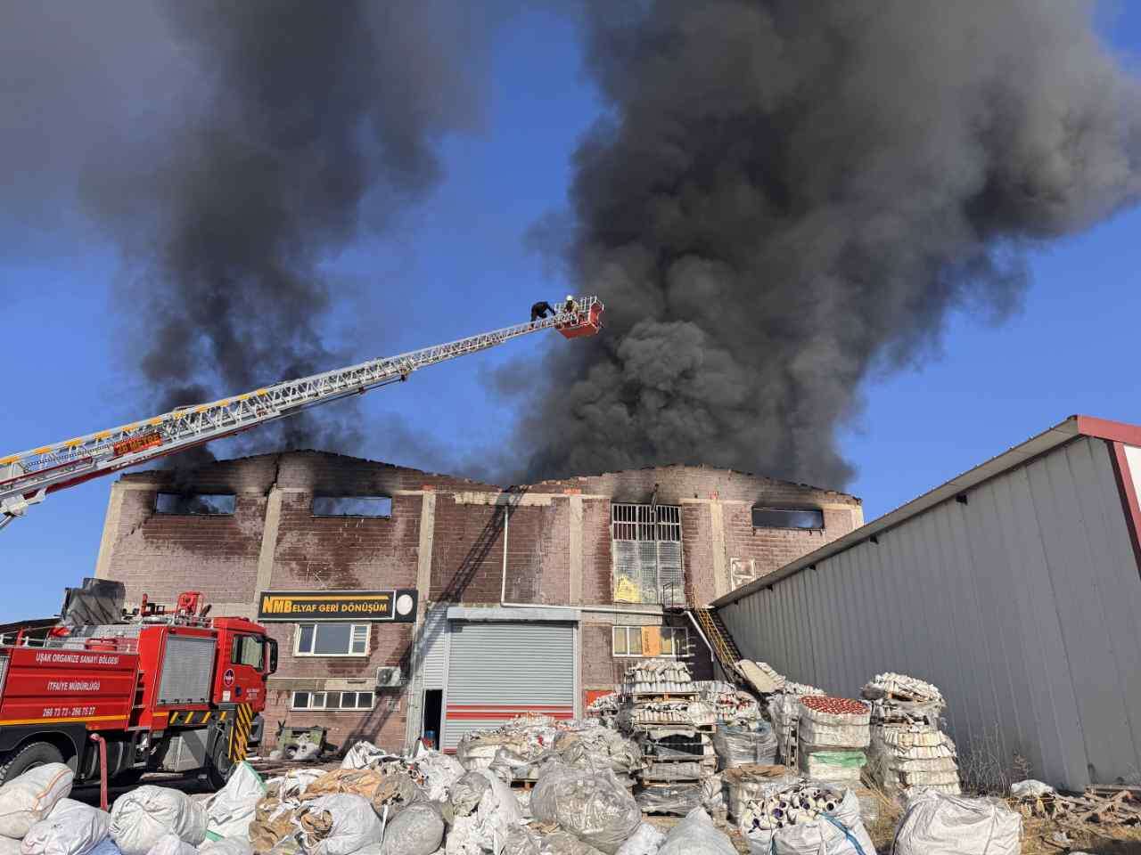 Uşak Tekstil OSB'deki Yangın Kontrol Altına Alındı 10